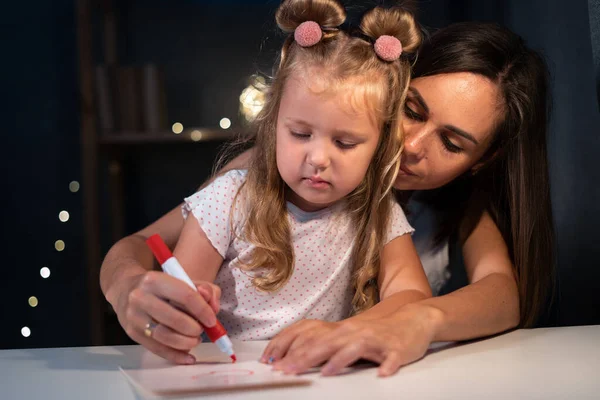Portrait Mother Daughter Drawing Home Night Woman Help Child Draw — Stok fotoğraf