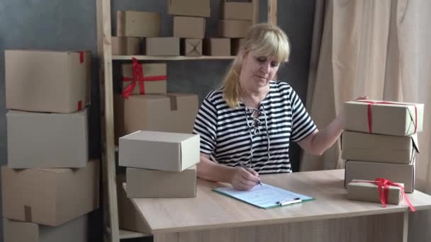 Older Woman Checking Supplies Box Writing Clipboard Box Her Warehouse — Stockvideo