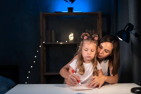 Mother Teaches Little Preschooler Homework Painting Color Night Image Can — Stockfoto