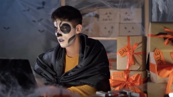Άραβας Άνδρας Στο Halloween Μακιγιάζ Κάθεται Στο Σπίτι Διακοσμημένο Γραφείο — Αρχείο Βίντεο