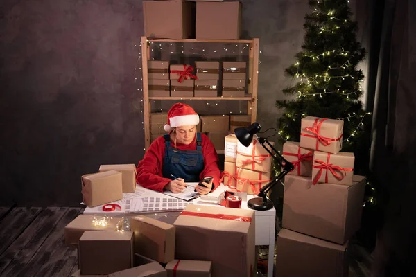 Woman Salesman Santa Claus Hat Takes Order Cell Phone While — Fotografia de Stock