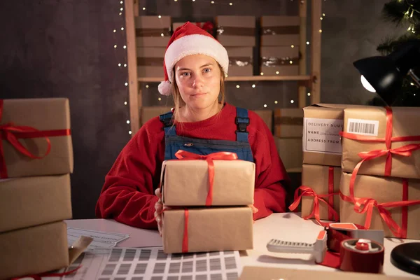 Happy Santa Claus Woman Hat Holding Gift Box Using Laptop — Stok fotoğraf