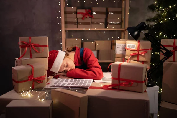 Happy Sleepy Young Santa Claus Saint Nicholas Packing Present Box — Stok fotoğraf