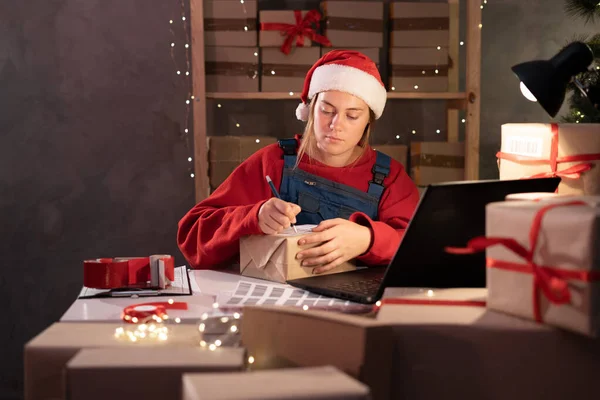 Happy Santa Claus Woman Gift Box Laptop Sitting Workshop Table — Zdjęcie stockowe