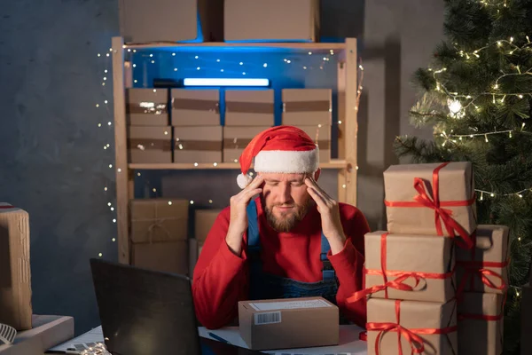 Start Small Business Entrepreneur Sme Man Santa Hat Working Box — Zdjęcie stockowe