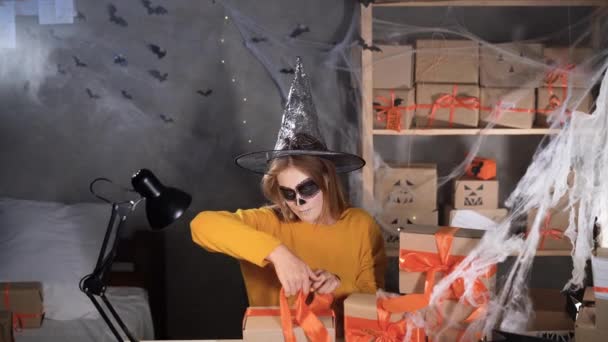 Dropshipping Owner Halloween Makeup Witch Costume Prepares Goods Shipment Knits — Wideo stockowe