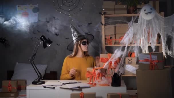 Dropshipping Owner Halloween Makeup Witch Costume Counts Boxes Prepares Merchandise — Stock videók