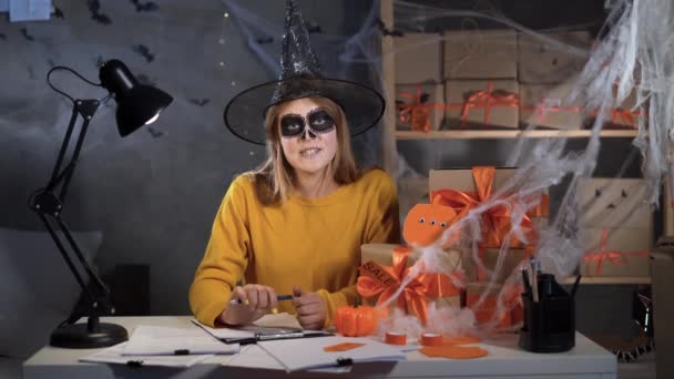 Владелец Доставки Хэллоуин Макияж Костюм Ведьмы Принимает Заказ Онлайн Видео — стоковое видео