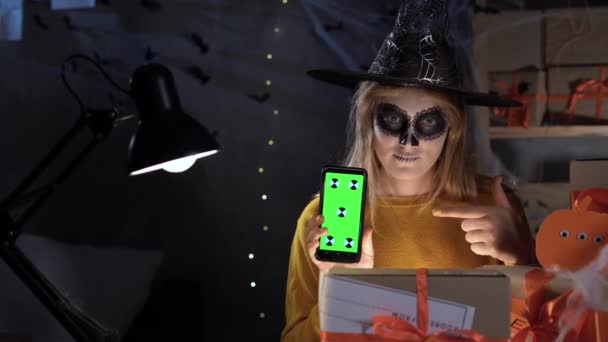 Dropshipping Owner Halloween Makeup Witch Costume Holding Smartphone Green Screen — Wideo stockowe