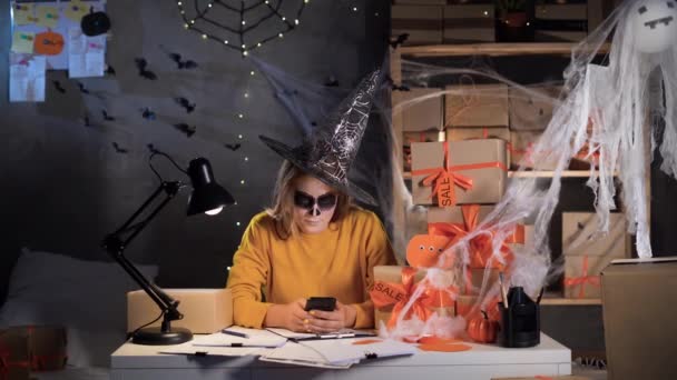 Dropshipping Owner Halloween Makeup Witch Costume Flipping News Feed Smartphone — Vídeo de Stock