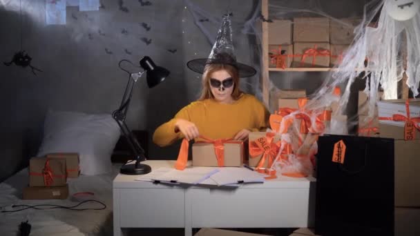 Dropshipping Ιδιοκτήτης Στο Halloween Μακιγιάζ Και Μάγισσα Κοστούμι Προετοιμάζει Προϊόντα — Αρχείο Βίντεο