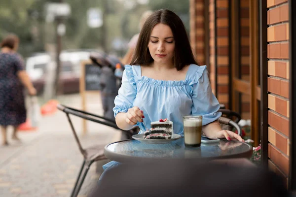 Mujer Joven Está Tomando Café Pastel Afuera Por Calle Señora —  Fotos de Stock