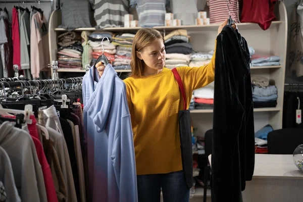 Girl Stylist Chooses Clothes Her Casual Look Modern Mass Market — Stock Photo, Image