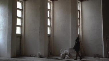 Terk edilmiş binada nükleer kıyametten kurtulan biri. Sapık kavramı, kimyasal savaş.