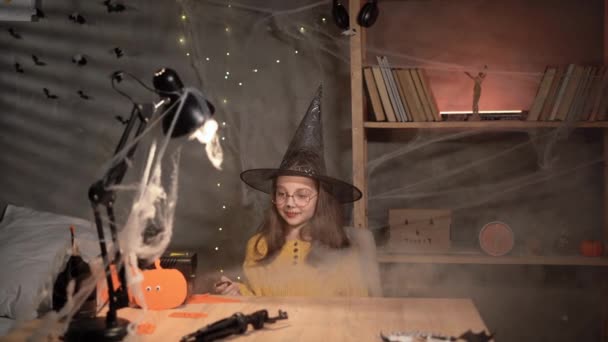 Dziewczynka Kostiumie Czarownicy Dymiącej Magią Halloween Studio Koncepcji Dekoracji — Wideo stockowe