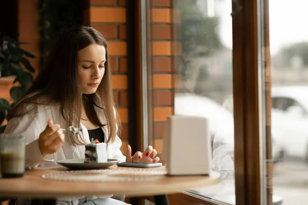 Çekici Ciddi Bir Kadın Kafede Dinlenirken Cep Telefonunda Iyi Haberler — Stok fotoğraf