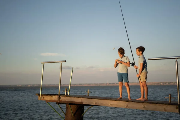 Dos Chicos Están Pescando Atardecer Lago Los Niños Juegan Naturaleza — Foto de Stock