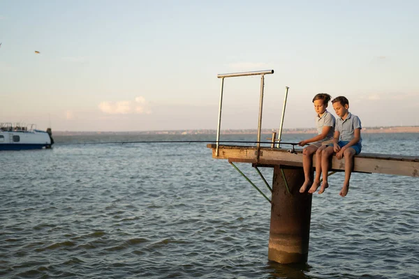 Dois Meninos Pescando Com Uma Vara Pesca Lago Pôr Sol — Fotografia de Stock