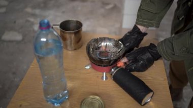 Sapık, yıkık dökük bir kıyamet sonrası binada kendine kahve hazırlıyor. Gaz ocağında su kaynatıyor, konserve yiyecek hazırlıyor. Kıyamet ve mahşer günü hayatta kalma konsepti