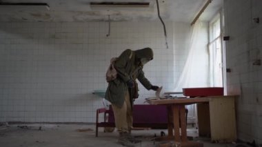 Gaz maskeli bir adam ve harabe bir odada eski bir yağmurluk masanın üzerinde dokümanlarla dolu bir dosya buluyor. Kıyamet sonrası dünyada takipçi, kağıt üzerinde yapılan araştırmaların sonucunu belirler. Gizli laboratuar konsepti
