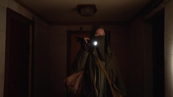废弃建筑中的黑暗恐怖走廊 一个人带着手电筒沿着一座破旧不堪的大楼的长廊走着 恐怖地逃跑了 — 图库视频影像