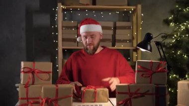 Küçük işletme sahibi Noel Baba evde, ofiste çalışıyor. İnternetten Noel indirimi. Bir adam bir video görüşmesinde telefonla sipariş alır. Küçük ve orta büyüklükteki işletmelerin şenlikli konsepti