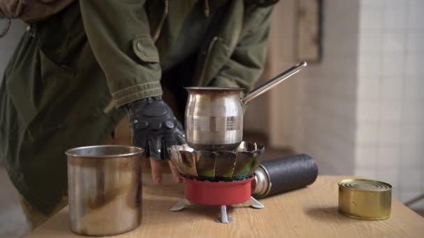 Der Stalker Bereitet Sich Einem Zerstörten Postapokalyptischen Gebäude Kaffee Kocht — Stockvideo