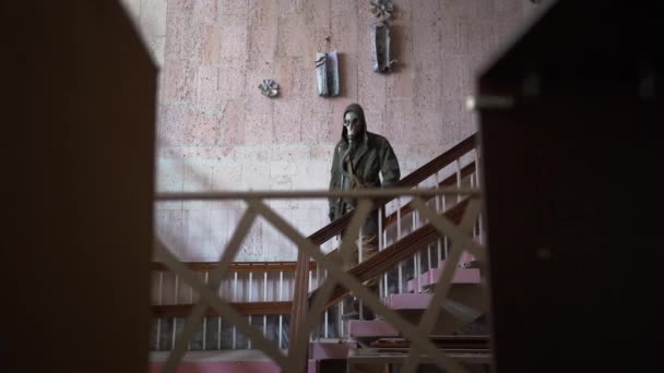 一个戴着防毒面具的男人走下楼的台阶 监视他的人的角度 世界结束后的世界概念 幸存者 — 图库视频影像