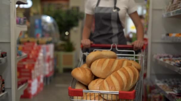 Úspěšný Dělník Obchodě Neformální Šedé Zástěře Vytahuje Vozík Spoustu Bochníků — Stock video