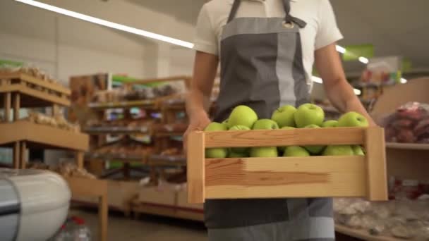 Uma Jovem Trabalhadora Supermercado Loja Vegetais Carrega Maçãs Verdes Uma — Vídeo de Stock
