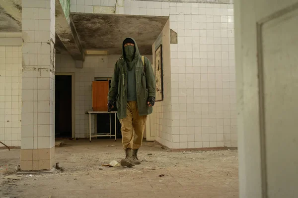 Joven Caminando Edificio Abandonado Vagabundo Hombre Con Una Capa Protectora — Foto de Stock
