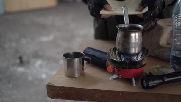 Man Survivor Pours Boiled Water Cup Preparation Drinking Water Using — Stock videók