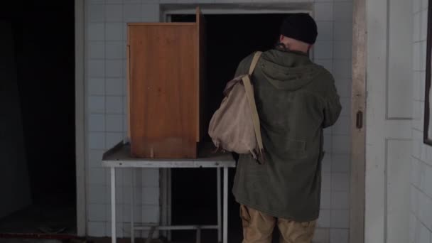 Man Backpack Walks Old Abandoned Large Building Concept Survivor Wandering — Vídeos de Stock