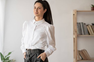 Ofisteki genç esmer kadın portresi, ofis içi iş kadını, iş kadını ve girişimci konsepti