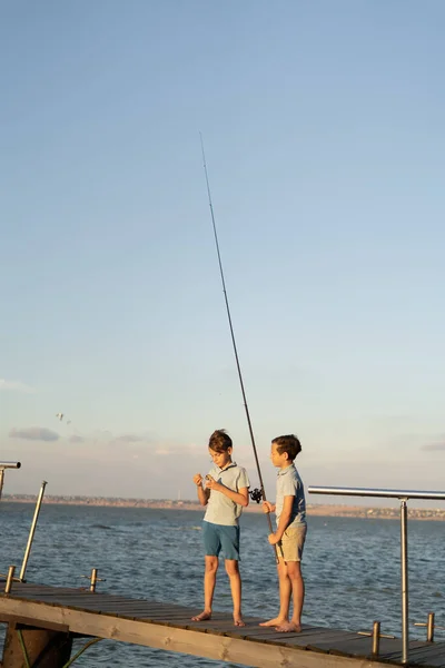 Dos Chicos Están Pescando Atardecer Lago Los Niños Juegan Naturaleza — Foto de Stock