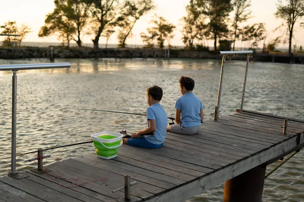 Los Niños Pequeños Están Pescando Atardecer Lago Día Verano Concepto — Foto de Stock