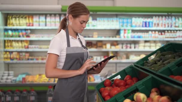 Employee Store Supermarket Young Woman Gray Apron Stands Showcase Vegetables — Stockvideo