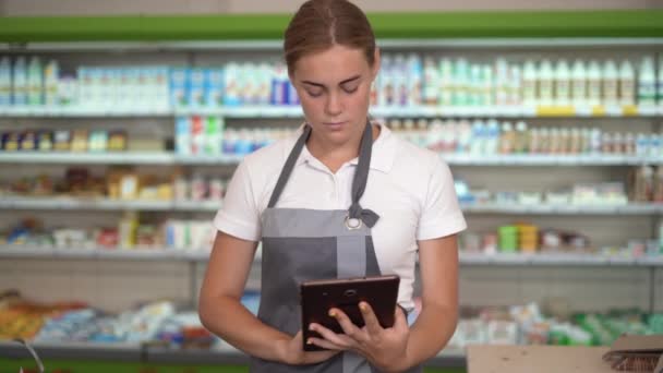 Happy Smiling Young Delivery Woman Saleswoman Apron Tablet Computer Supermarket — Stockvideo