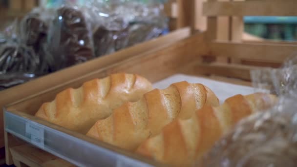 Крупним Планом Багато Красивих Хлібів Дерев Яній Стійці Жіноча Рука — стокове відео
