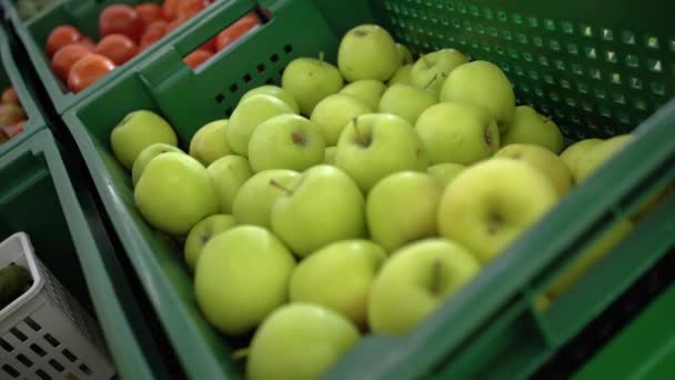 Fruit Department Supermarket Lots Apples Store Counter Hands Putting Green — Vídeo de Stock