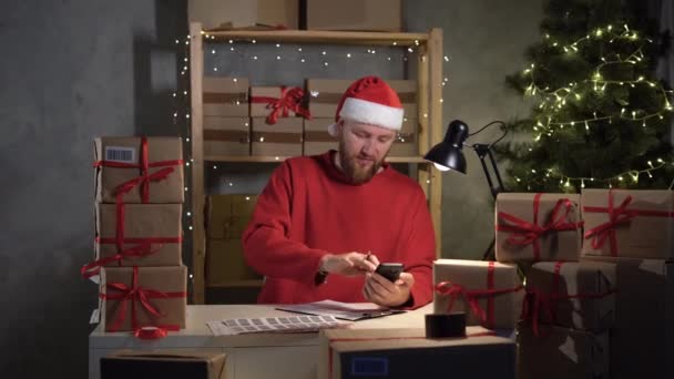 Christmas Present Delivery Small Business Owner Man Wearing Santa Claus — Video Stock