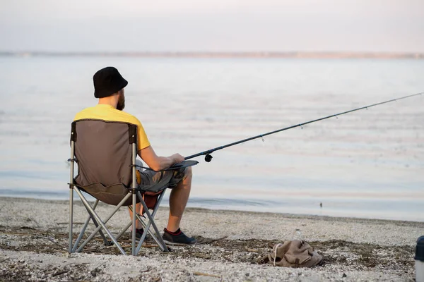 Joven Pescador Con Caña Pescado Línea Carrete Sentado Silla Recreación — Foto de Stock