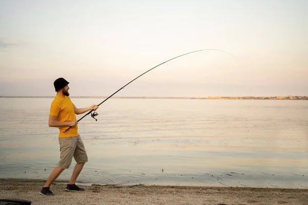 Joven Pescando Estanque Día Soleado Pescador Ocio Aire Libre Estilo — Foto de Stock