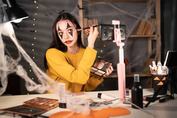 Mujer Joven Belleza Profesional Componen Artista Vlogger Grabación Maquillaje Halloween — Foto de Stock
