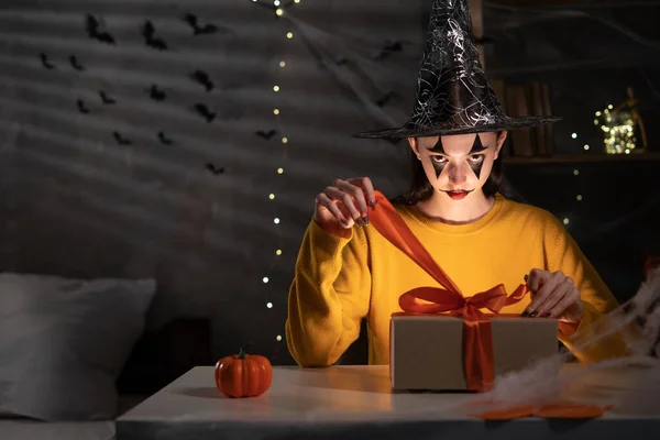 Kvinna Häxa Hålla Presentförpackning Handen Och Knyta Upp Båge Halloween — Stockfoto