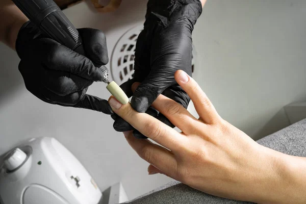 顶级女性在美容院使用电钻钉文件 完美的指甲修整过程与爆裂的飞行碎片 复制空间 — 图库照片