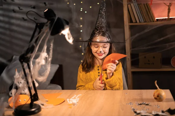 Criança Cria Uma Embalagem Saudação Papel Abóbora Halloween Casa Noite — Fotografia de Stock
