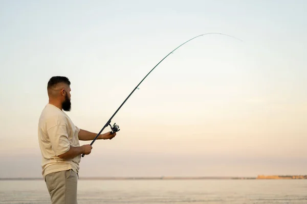 Letní Rybolov Jezeře Muž Rybářským Prutem Hobby Volný Čas Venku — Stock fotografie