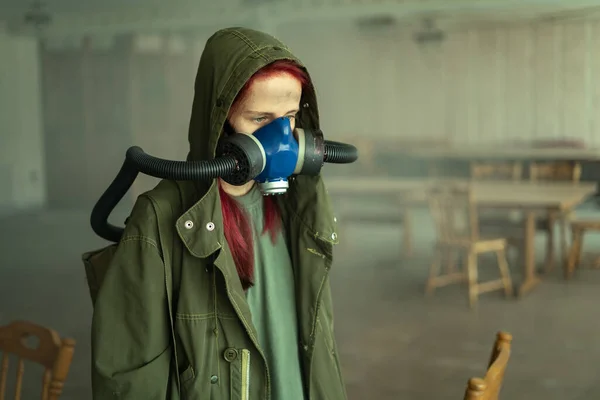 Post Mujer Apocalíptica Que Vive Edificio Abandonado Con Máscara Gas —  Fotos de Stock