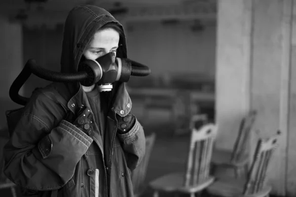 Woman Wearing Big Gas Mask Contamination Lockdown Virus Pandemic Post — Stock Photo, Image